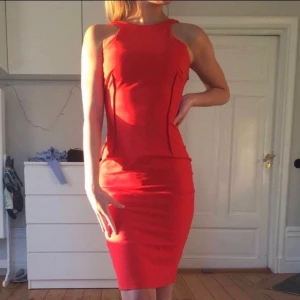 Midiaxklänning  - Strl XS, köptes för 560kr från ZARA, aldrig använd, prislappen sitter kvar, fin starkröd färg och bra tyg❣️