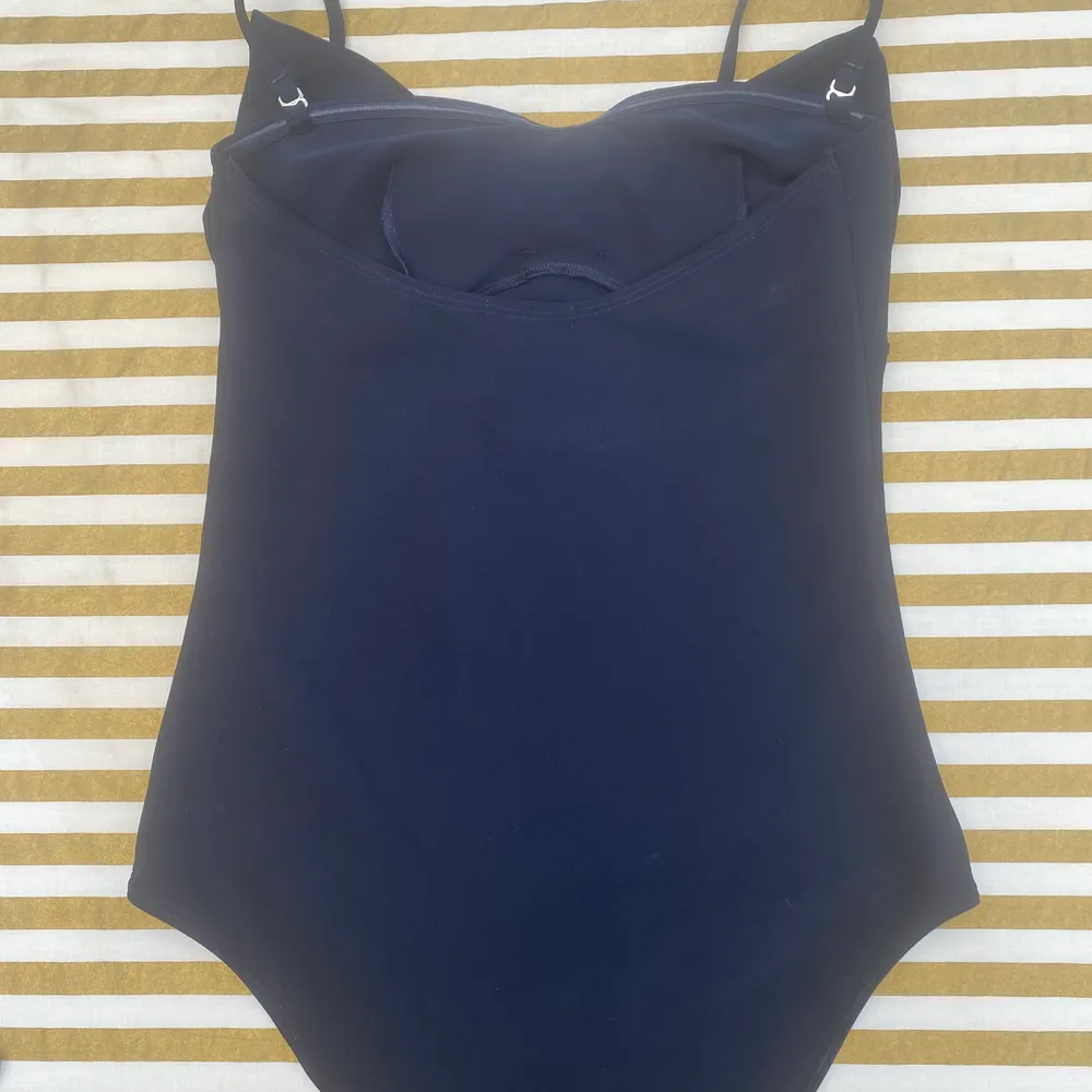En mörk marinblå bikini/body med rosett från H&M. Endast provad! Frakt 33:- . Accessoarer.