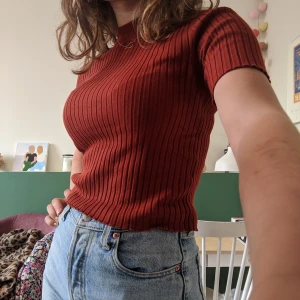 Röd ribbad tröja strl XS - Superfin tröja, knappt använd! Storlek XS men passar även mig, som i vanliga fall har strl S. Säljer för 70 kr + 30 kr frakt 🥰🥰