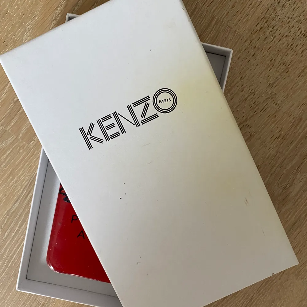 SÅ SNYGGT skal från kenzo som är i jätte gott skick. Kan mötas upp eller frakta. Pris kan diskuteras samt frakten. Allt medföljer . Accessoarer.