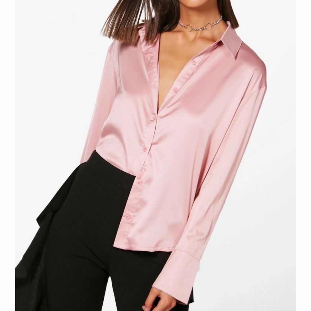Jäättefiin silkesskjorta från boohoo. Sitter lite lösare på mig, st 36 från boohoo. Så snyggt att knyta den! Har använt väldigt få gånger, kan dock vara någon tråd som sticker ut. Svårt att fånga upp färgen på bild men den är rosa!! Frakt ingår i priset🦋. Skjortor.