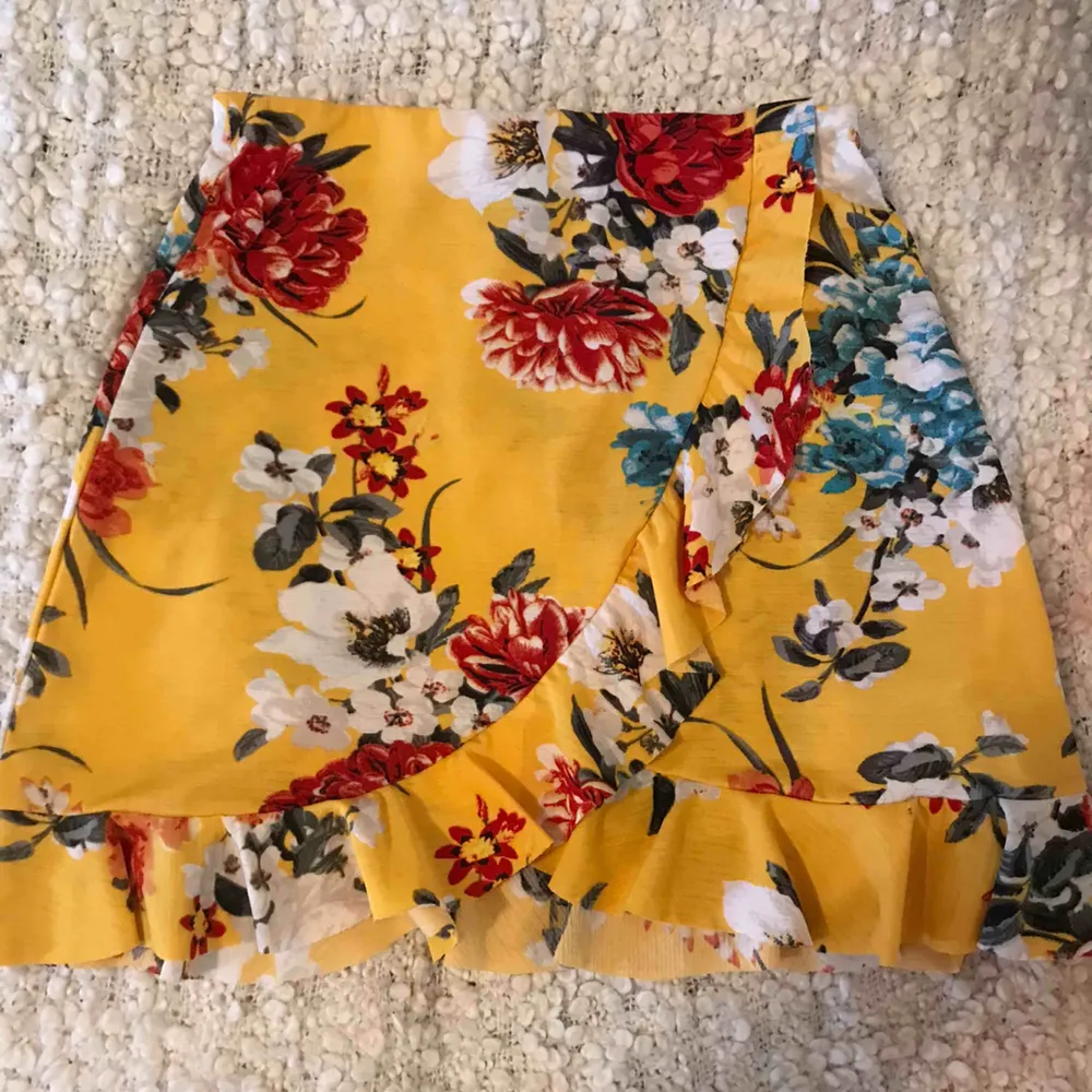 Jättefin och somrig kjol från Gina Tricot! Bara använd en gång 💓💓🌻 Stretchig och smickrande på kroppen . Kjolar.