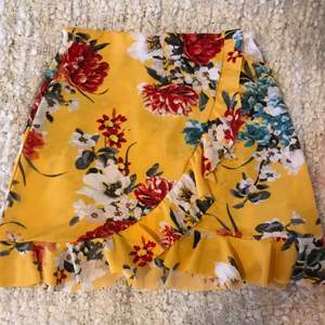Jättefin och somrig kjol från Gina Tricot! Bara använd en gång 💓💓🌻 Stretchig och smickrande på kroppen 