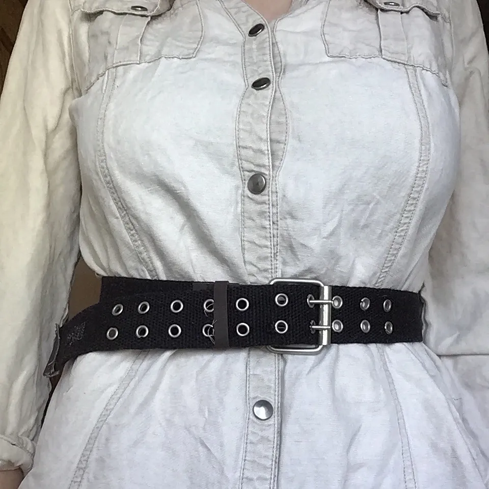 Fräsch skjortklänning. Tyvärr saknas den nedersta knappen, men detta kan lätt åtgärdas med nål och tråd. . Klänningar.