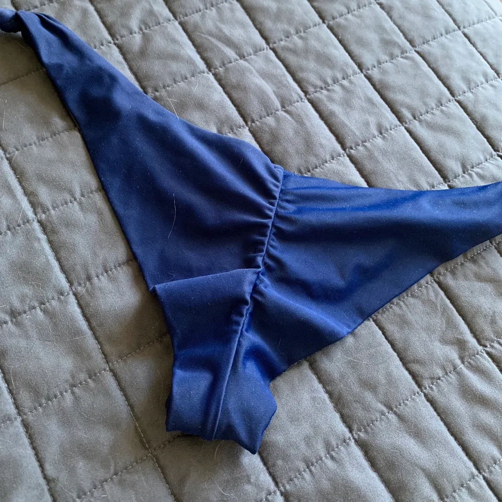 Säljer dessa mörkblåa bikinitrosorna ifrån Nelly.com. Brazilian modell med knutna snören på sidorna. Använda ett fåtal gånger men tvättas såklart innan frakt. Frakt tillkommer📦. Övrigt.