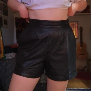 Shorts i läder - Säljer dessa balla shortsen i skinn! De har reglerbara knappar så passar både en medium och large ❤
