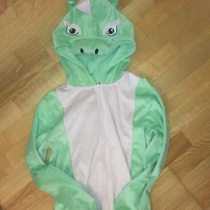 Storlek XS/S - Säljer denna drakdräkten som jag använt typ 3 gånger för jättelänge sen, så använder den inte längre. Köparen får stå för frakten 💚