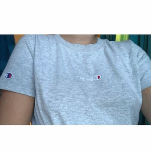 Champion T-Shirt Storlek SMALL - Köpt på Urban Outfitters för ett tag sen för 499kr, tröjan är i gott skick. 💖 Priset kan diskuteras