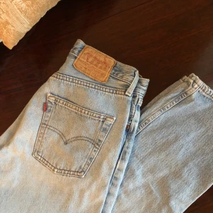 Levis 501  - Superfina levi’s 501 i strl 27 (levi’s strl). Innerbenslängd 78 cm och midjemått 70 cm. Kan mötas upp eller frakta för en liten peng!