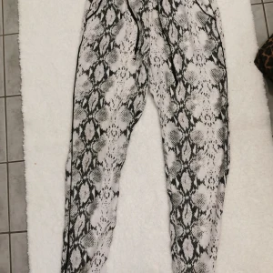 Byxor  - Ormskinns mönster. Sitter lite mer slappt på, skönt material. Passar s/m. 
