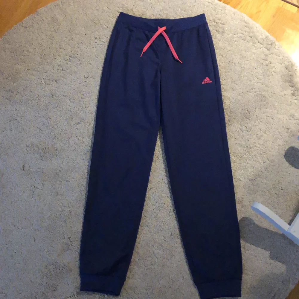 Superfina Adidasbyxor från butiken Adidas. Strl. 13-14 år, ca. S/M. Lite tajta vid benen. . Jeans & Byxor.