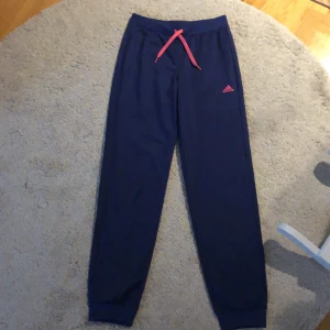 Adidasbyxor  - Superfina Adidasbyxor från butiken Adidas. Strl. 13-14 år, ca. S/M. Lite tajta vid benen. 