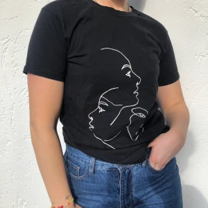 Svart tröja med tryck - Fin svart tröja med ansikten som tryck!! Köparen står för frakten 💚