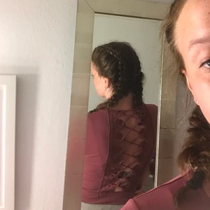 Lila body från bikbok  -  String body med en skitsnygg rygg, väldigt bra skick för har inte fått användning för den💖 fraktkostnaden är 44 kr 