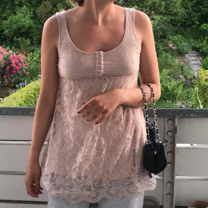 ROSA KORT KLÄNNING - 💖Gullig ljusrosa kortare klänning eller topp i blommig spets. 💕Med små knappar. Möts gärna upp i Västerås men frakt funkar även🌺