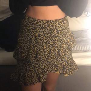 Säljer en jätte fin leopardmönstrad kjol från bikbok i storleken s. Säljer pga inte min stil längre. Kjolen är använd fåtal gånger. Passar perfekt på mig som har S i alla nederdelar.Köpte den för 300 men säljer den för 75 + Frakt💗💗