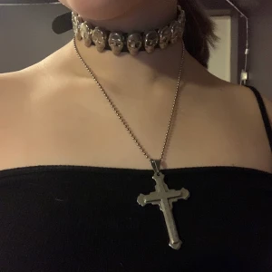 Choker med dödskallar - Choker med dödskallar köpt på punkt shop. Har ingen användning för den längre. 70 kr +frakt
