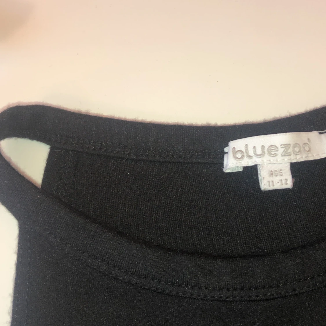 Tajt svart klänning - 90