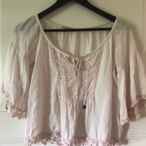 Blus från Tessie - Ljusrosa blus som är lite transparant. Superfin och somrig!! Frakt ingår