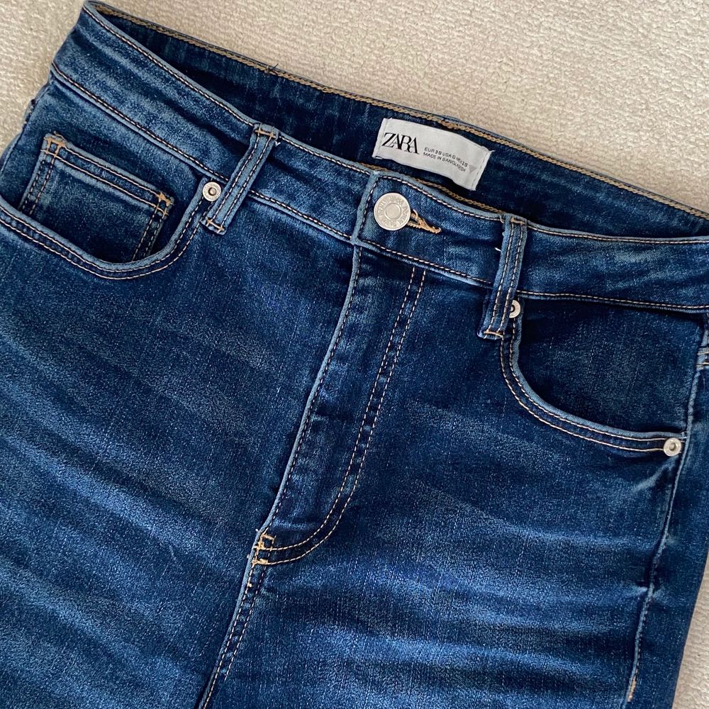 Jättepopulära slutsålda jeans med slits från Zara som ser precis ut som den gråa modellen! Säljer då dom tyvärr inte kommer till användning längre. Passar allt från 34-40 då dom är mycket stretchiga. Buda från 250kr! 💕🦋. Jeans & Byxor.