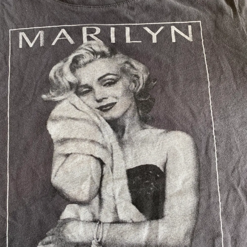 Jättesnygg t-shirt med Marilyn Monroe tryck. Endast använd fåtals gånger och är därför i mycket bra skick! Pris: 100kr(priset är inkl frakt!). T-shirts.