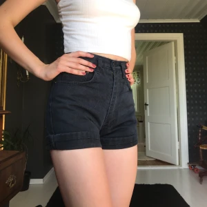 Vintage shorts - Assnygga shorts köpta på beyond retro som tyvärr blivit försmå. Man kan ha dom uppvikta (bild 1&2) och nervikta (bild 2). Kontakta för mer info! 