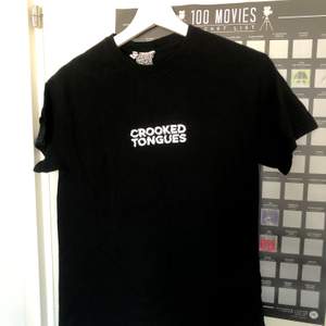 T-shirt från märket Crooked Tongues med tryck fram- och baktill. Sitter som en S (killstorlek XS) frakt ingår i priset☺️