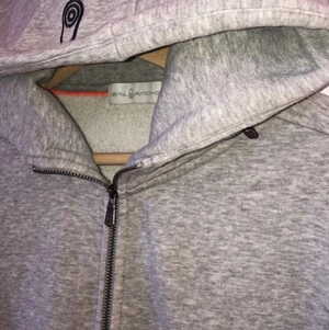 Sail Racing zip hoodie - (Nypris 1000kr)  Grå Sail Racing zip hoodie i strl L. Sparsamt använd och är i superfint skick. Kan skickas om köparen betalar frakt! 