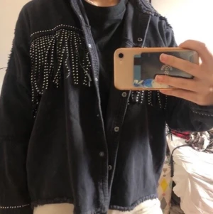 Zarajacka - Säljer denna lite oversize zarajacka💞  använd 1 ggn så ser som ny ut. Priset är inklusive frakt på 63kr! Endast seriösa köpare