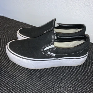 Vans slip on platform strl 36.5 - Använda 2-3 gånger då de blev lite för små på höjden, har väldigt höga fötter. Superfint skick, säljes därför för inte super rabatterat pris. Nypris 749 kr