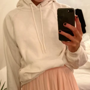 basic hoodie  - helt vanlig basic vit hoodie! sitter perfekt som man vill att en hoodie ska sitta dock!!! stort +! frakten är inräknad i priset!💕💕