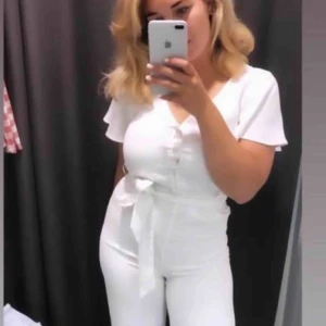  - Byxdress från Mango 🥭 använd en gång i storlek S men som även passar en M. Använd vid ett tillfälle och är superfräsch!! 300 kr inkl frakt 🚚 