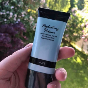  - Helt oöppnad ny primer, inte använd då plasten fortfarande är kvar. Återfuktande som känns ”cooling” på huden. Ju mer tiden går och ju mer den används desto mindre blir porerna och dom blir mer smooth.