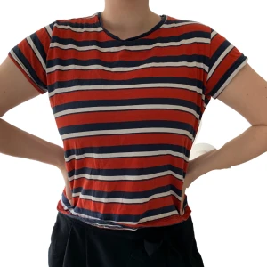 Randig tshirt från lager 157 - Oerhört bekväm t-shirt från lager 157. Använd fåtal gånger, i storlek M-L men passar absolut någon med XS-S beroende på hur man vill ha passformen. En snabb affär uppskattas 💜