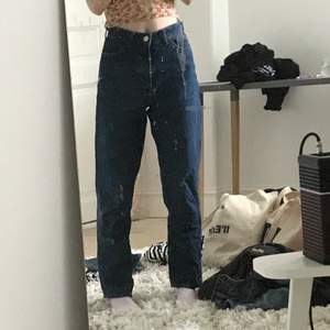 jättefina mom jeans från monki i modellen taiki! Knappt använda och i perfekt skick:3 köpta för 400kr och säljer för 150kr+frakt💓