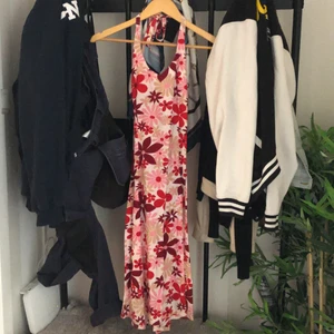 Klänning - Lång klänning oanvänd storlek 38. Lång på mig men jag är bara 1.56 lång 