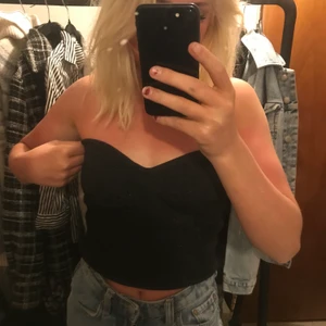 Söt topp från Weekday!🖤🦓🦓 - Topp från weekday i storlek 38 men passar mig som har S.🖤 gillar denna otroligt mkt och är nyligen köpt därav priset🖤 Köparen står för frakten🖤🖤