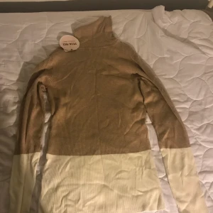 Långärmad tröja - En beige vit långärmad tröja som är helt ny. Köpt i Berlin. Prislappen är kvar. Säljs bara i Helsingborg 
