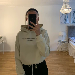 Hoodie från Gina  - En snygging skön hoodie med luva från Gina gruvor men en justerbar midja, skulle säga att den är som en xs 
