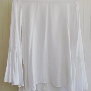 Sååå snygg och skön! 🥰 - Tänk dig med ett par örhängen med blå stenar och rött läppstift och uppsatt hår! Daaajuuum shorty 😎💸