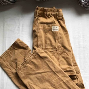  - Skit snygga cargo pants från Urban outfitters! Midje mått 26 och går (som ni ser på bilden) till anklarna då jag själv är 169 cm lång. Frakt tillkommer <3