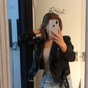 Svart skinn jacka, sänkt pris - Sänker priset på min svarta skinn jacka som knappt är använd. Köpt på bikbok för 799kr Säljer för 399kr inkl. frakt som köparen står för💓💓