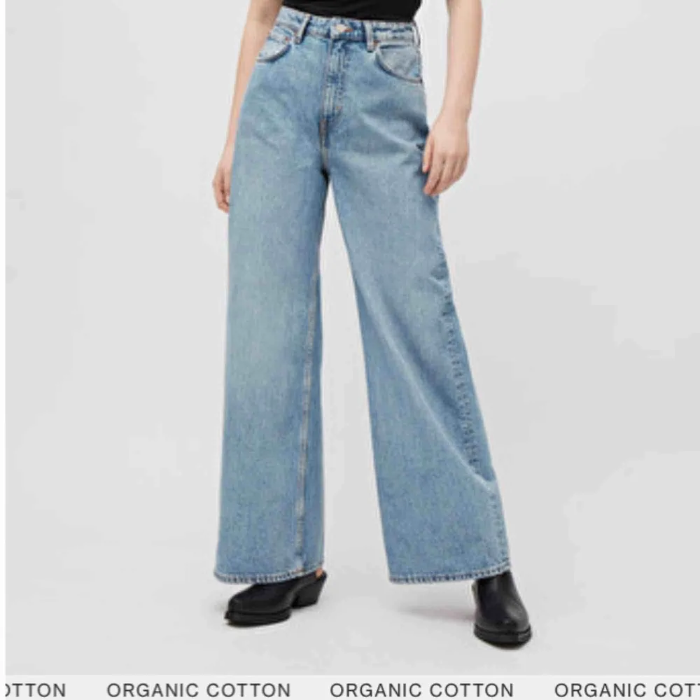 Supersnygga vida jeans i nyskick, endast använda en gång, de är i modellen ace från Weekday, jättebra kvalité! Har av er vid frågor eller så!. Jeans & Byxor.