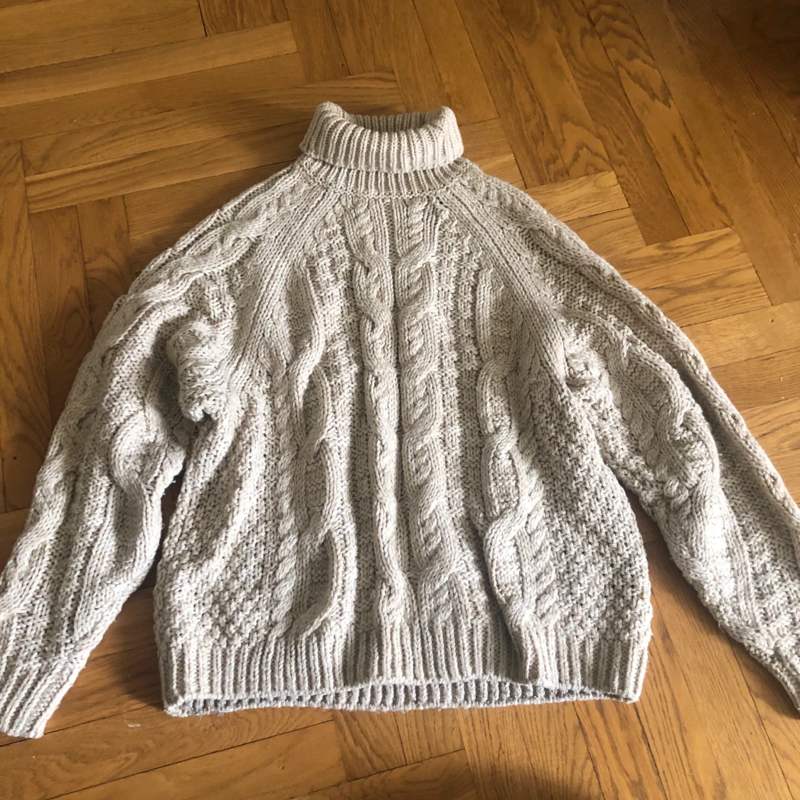 Oversized kabelstickad tröja  - 90