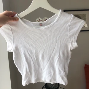 Topp  - Najs vit topp som aldrig används. Köparen står för frakt❣️