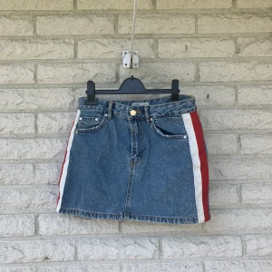 Kjol - Kort jeanskjol från Zara! Den har vita och röda ränder på båda sidorna. Nästan aldrig använd så väldigt fint skick! Strl. S 