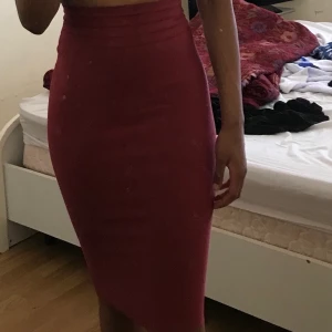 Lång kjol  - Oanvänd! Fin lång kjol med härlig färg. Kan användas toll olika tillfällen/evenemang. Kjolen är lätt att matcha till olika outfits och ger en fin form 😊  Finns i Solna. Köparen står för frakt 