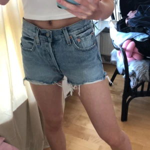 levis shorts - superfina shorts nu till sommaren som endast är använda ett fåtal gånger men säljs dö de är förstora som nyman kan se på bilden! köpte för 550kr säljer för 200kr+frakt
