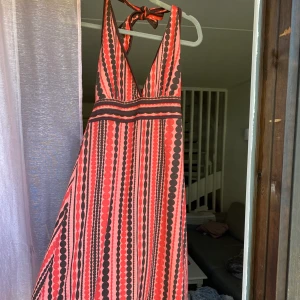 Jättesöt klänning - Säljer denna klänning  i storlek M, frakt: 66kr hör av dig om du är intresserad💓💓 om många vill ha den blir det budgivning kram🥰