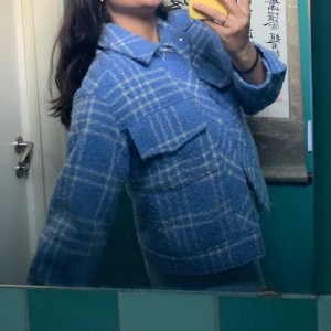 Blårutig trendig jacka - Säljer denna söta ljusblå jacka från Monki pga att den inte kommer till användning. Använd fåtal gånger och i perfekt skick. Storlek XS men är oversized så passar mig som är en S/M. Nypris 700 kr. Köparen står för frakt 💙💙